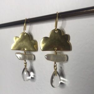 Madewell sky above dangling pearl earrings